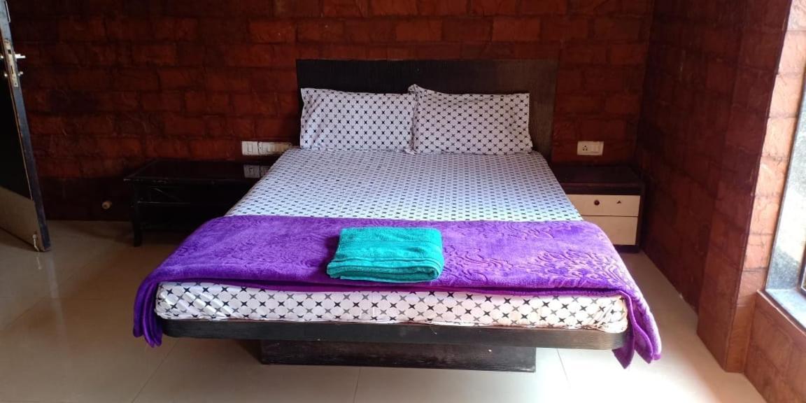 On Point Plaza Bed & Breakfast Murūd Екстериор снимка
