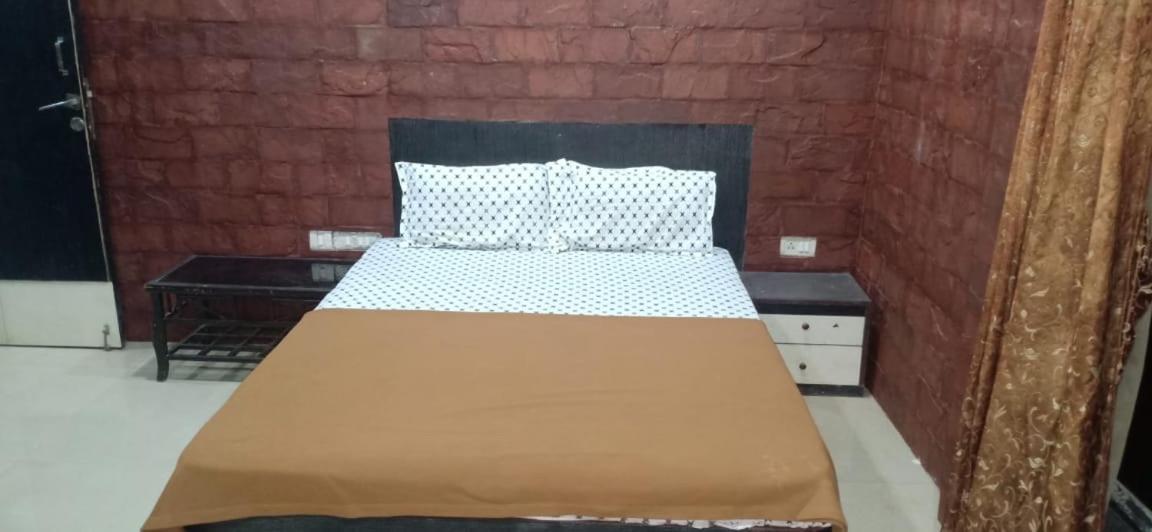 On Point Plaza Bed & Breakfast Murūd Екстериор снимка